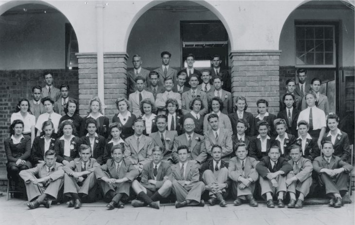 [1946-klasfoto-2b.jpg]