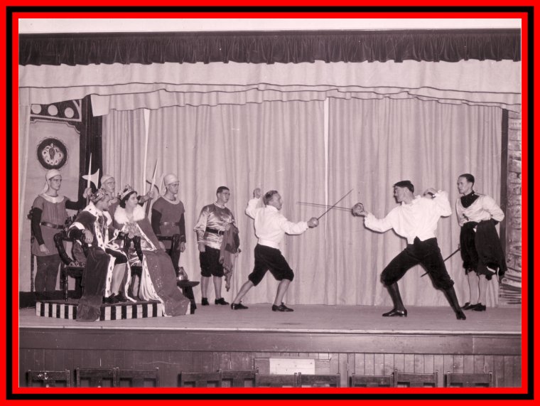 [1953-afrikaans-hamlet-fencing-600new2.jpg]